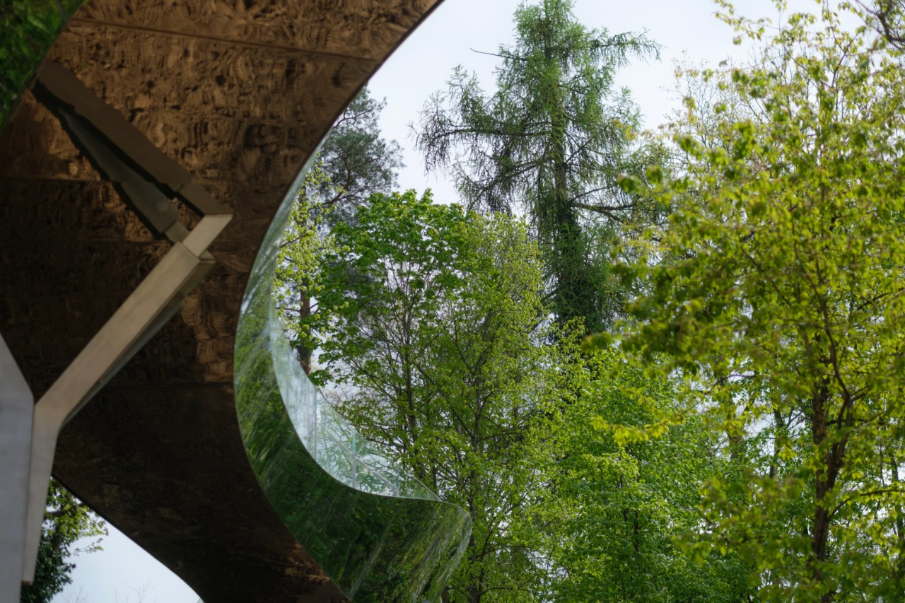 passerelle des arts viewed from below